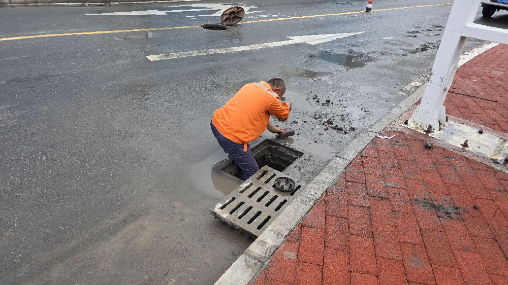 天水經開區公用事業公司檢查排洪渠及道路雨水管道